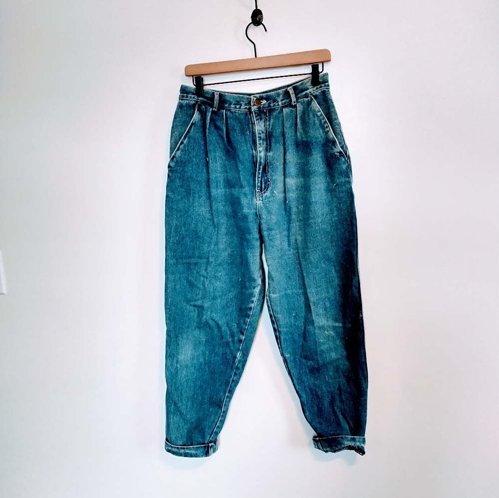Bonjour vintage 1980's blue jeans that are ultra high rise with a 14" rise. Plea